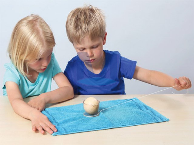 Anna a Leon experimentují s pákou, kladkou a magnetem
