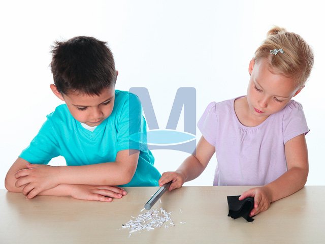 Anna a Leon experimentují s elektřinou - pokus s elektrickým nábojem