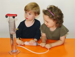 Anna a Leon experimentují s vodou a vzduchem