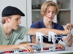 Žákovská souprava SEG Dynamika 2 s V-log, ukázka experimentu