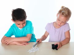 Anna a Leon experimentují s elektřinou - pokus s elektrickým nábojem
