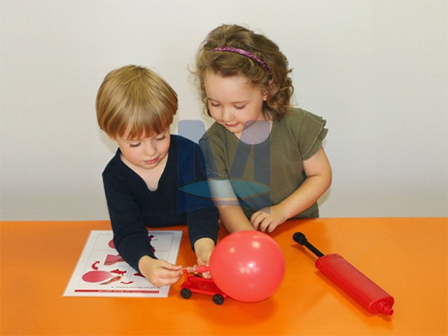 Anna a Leon experimentují s vodou a vzduchem