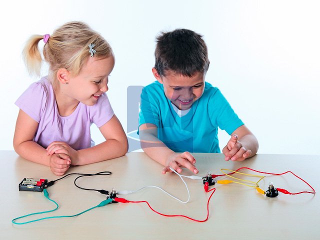 Anna a Leon experimentují s elektřinou - obvod se žárovkami