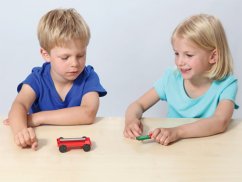 Anna a Leon experimentují s pákou, kladkou a magnetem