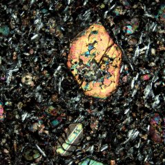 Výbrus čediče ve zkřížených nikolech