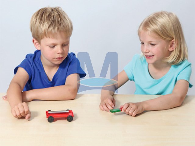 Anna a Leon experimentují s pákou, kladkou a magnetem